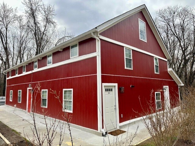 More Photos Of 19 N Bridge St, Round Hill Apartments For Sale