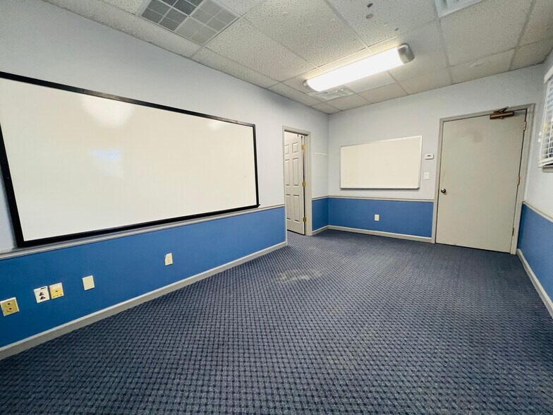 More Photos Of 575 Colonial Park Dr, Roswell Medical For Lease