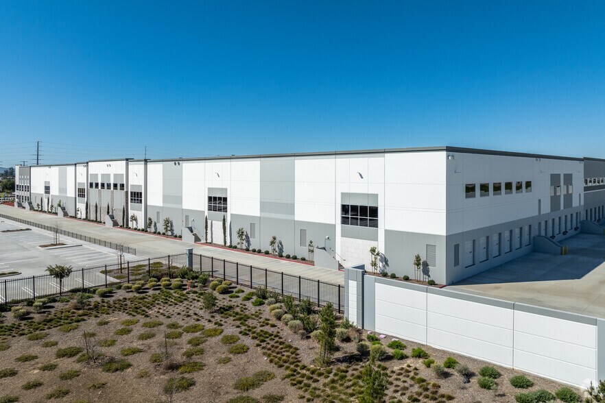 More Photos Of 450 E Rider St, Perris Distribution For Lease