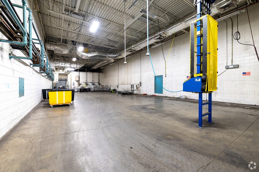 More Photos Of 825 W 6th St, Pueblo Light Distribution For Sale