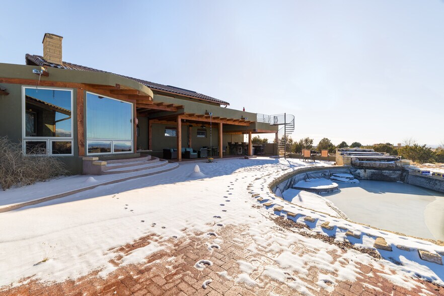 More Photos Of 102 Rabbit Rd, Santa Fe Specialty For Sale