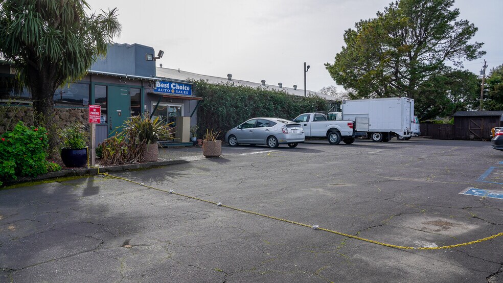 More Photos Of 7377 Redwood Blvd, Novato Bar For Lease
