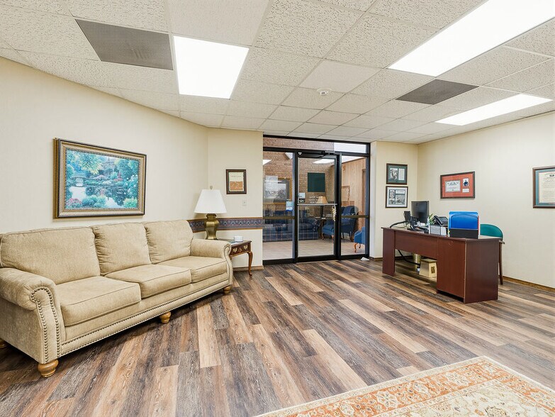 More Photos Of 931 Arlington St, Ada Office For Sale