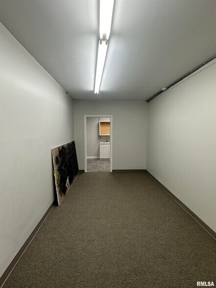 More Photos Of 817 NE Adams St, Peoria Warehouse For Sale