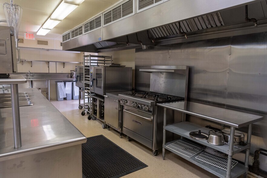 More Photos Of 1111 Washington St, Pella Hospitality For Sale