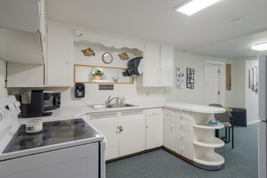 More Photos Of 1070 W Houghton Lake Dr, Prudenville Medical For Sale