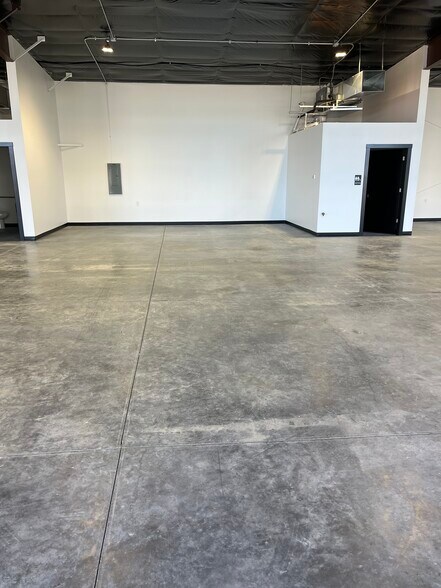 More Photos Of 23801 Southwest St, Waterloo Showroom For Sale