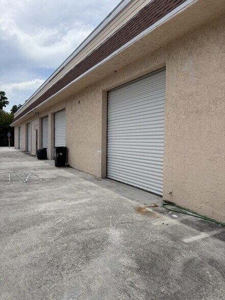 More Photos Of 1592 SE Village Green Dr, Port Saint Lucie Warehouse For Lease