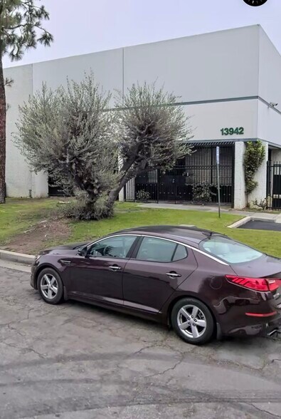 More Photos Of 13942 Orange Ave, Paramount Manufacturing For Sale