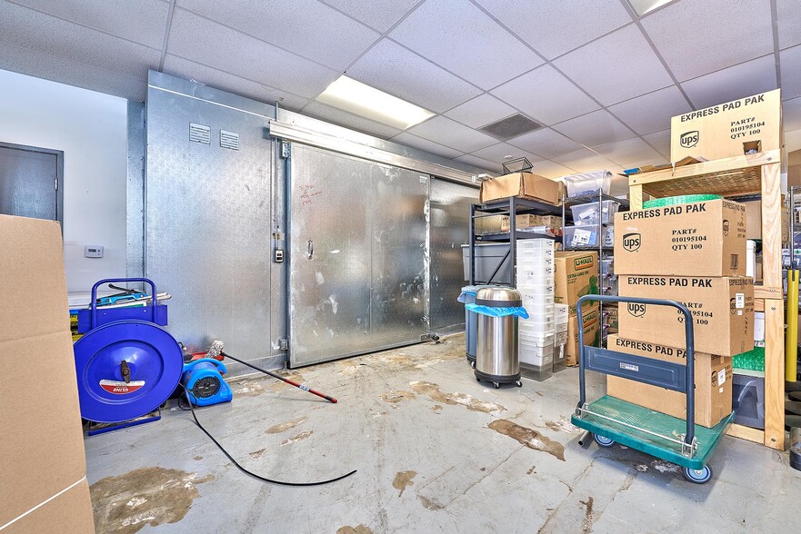 More Photos Of 3031 W Olympic Blvd, Los Angeles Freestanding For Lease