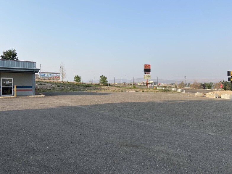 More Photos Of 810 HWY 93, Jackpot Convenience Store For Sale