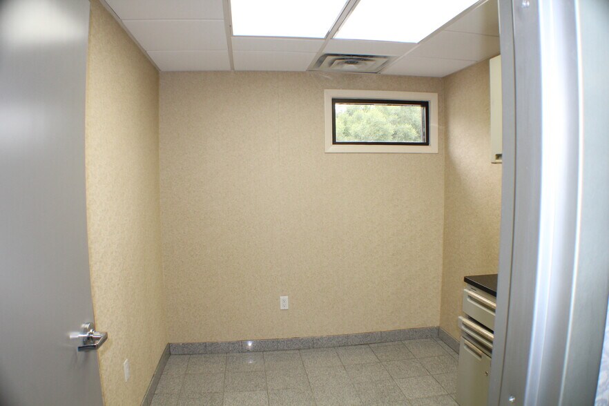 More Photos Of 1637 N Eastman Rd, Kingsport Office For Lease