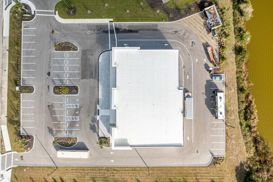 More Photos Of 2996 Executive Dr, Venice Freestanding For Lease