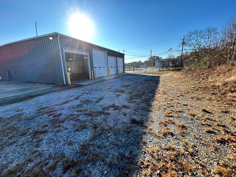 More Photos Of 314 Cash Memorial Blvd, Forest Park Warehouse For Lease