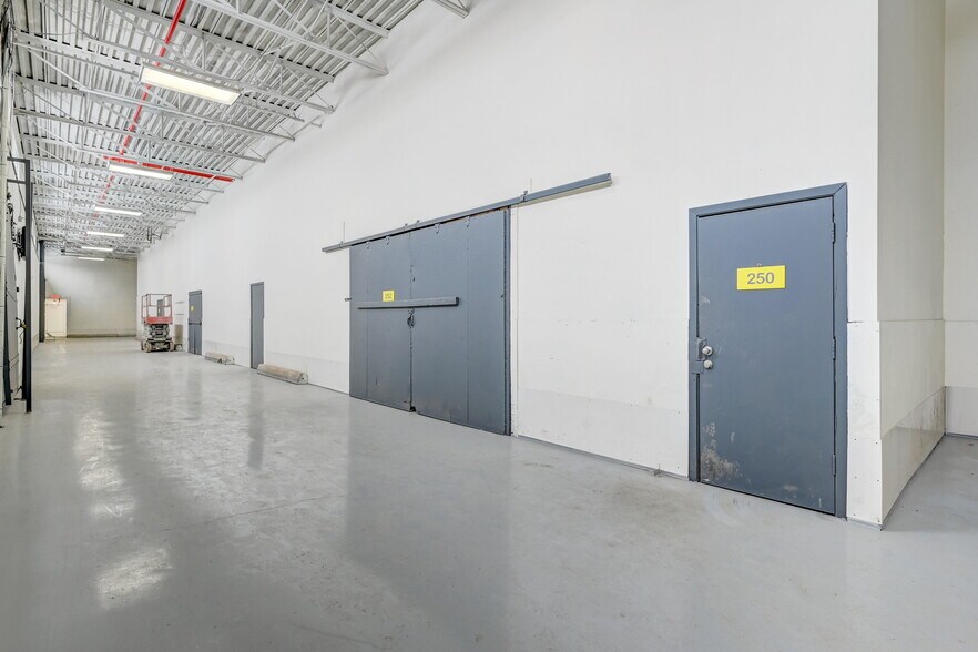 More Photos Of 299-399 Av Marien, Montréal-Est Warehouse For Sale