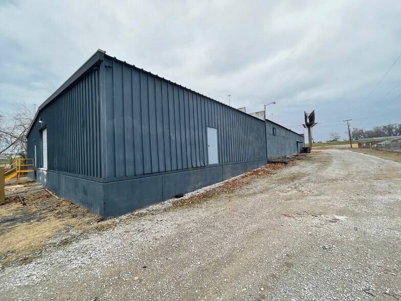 More Photos Of 920 W Skelly Dr, Tulsa Manufacturing For Lease
