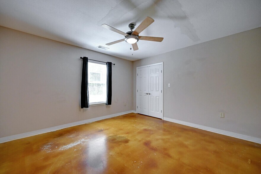 More Photos Of 1940 Magnolia Ave, Luling Self Storage For Sale