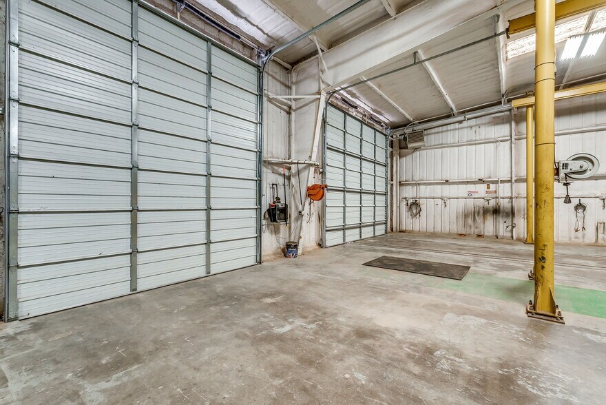 More Photos Of 3997 N US Highway 287, Alvord Warehouse For Lease