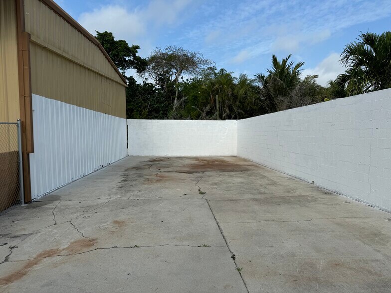 More Photos Of 3047 Terrace Ave, Naples Warehouse For Lease