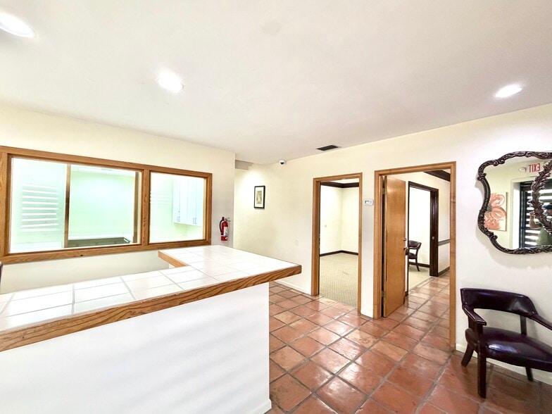 More Photos Of 501 SW Douglas Ave, Miami Medical For Lease