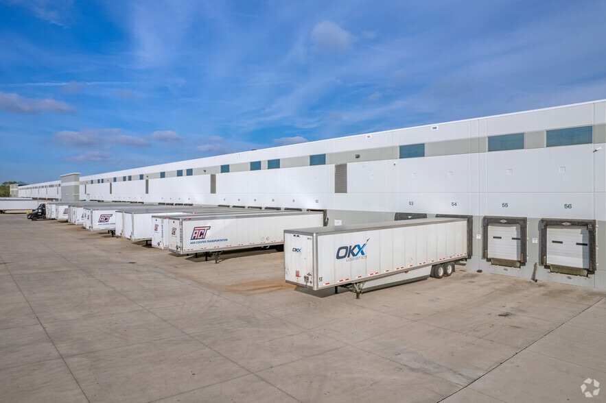 More Photos Of 410 W Trinity Blvd, Grand Prairie Warehouse For Lease