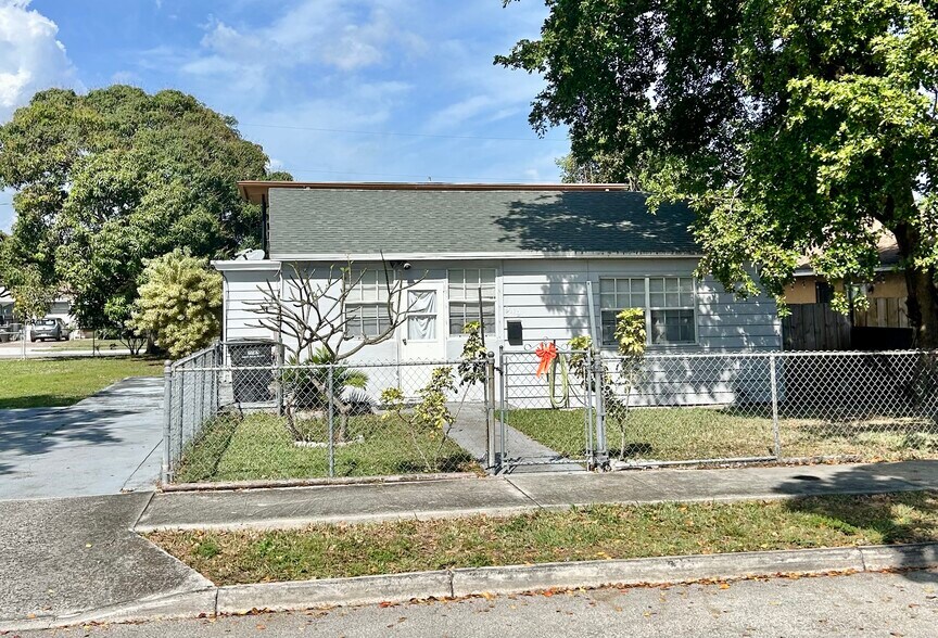 More Photos Of 940 Charles St, West Palm Beach Multifamily For Sale