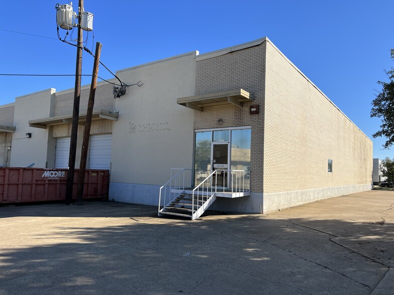 More Photos Of 4812 Top Line Dr, Dallas Warehouse For Lease