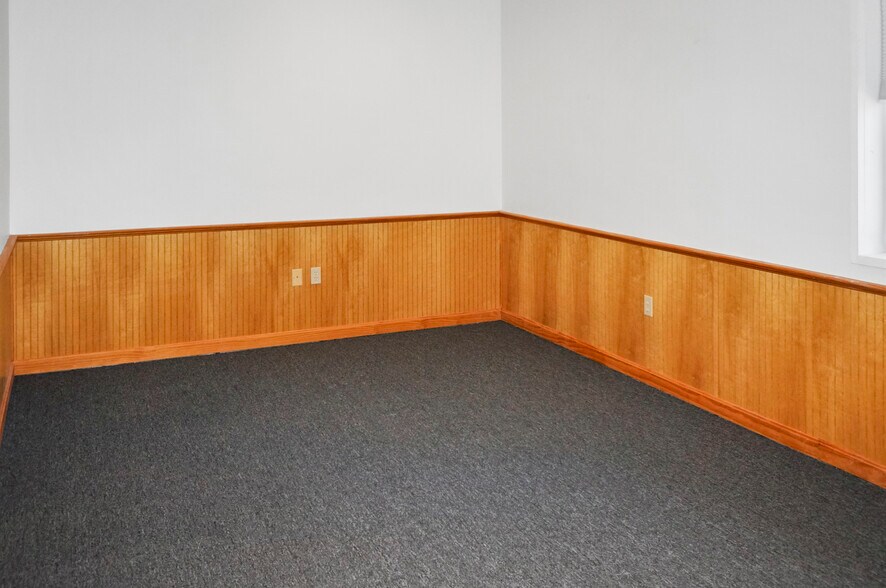 More Photos Of 20 S Anguilla Rd, Pawcatuck Office For Sale
