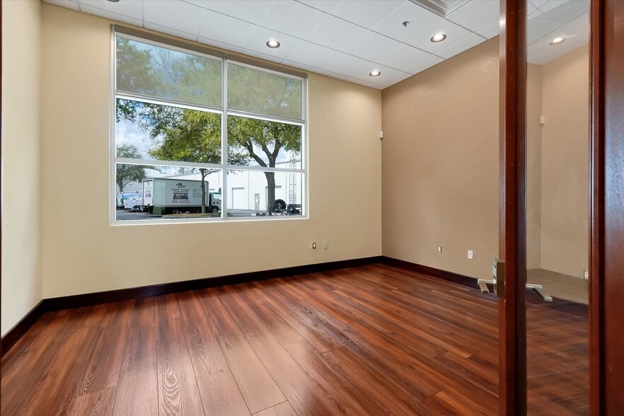 More Photos Of 8810 Commodity Cir, Orlando Showroom For Lease