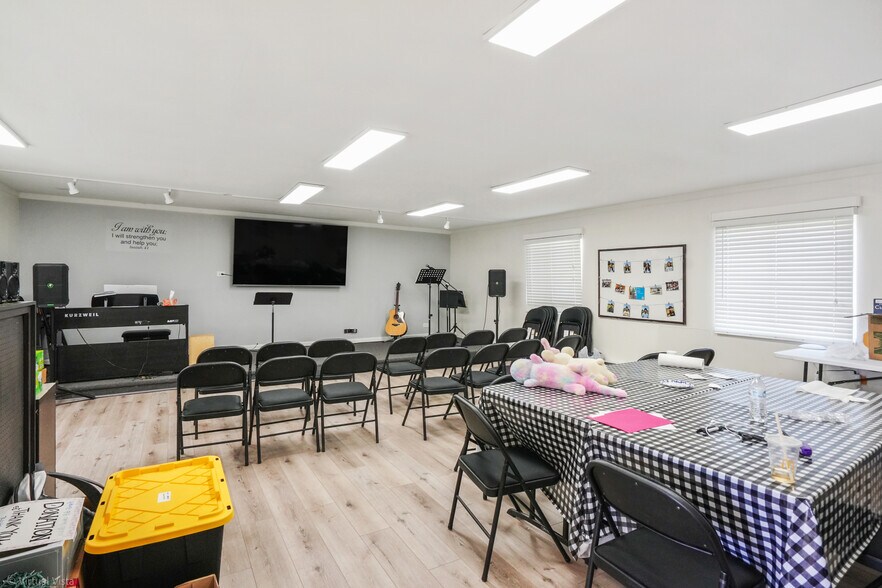 More Photos Of 800 Beau Drive, Des Plaines Religious Facility For Sale