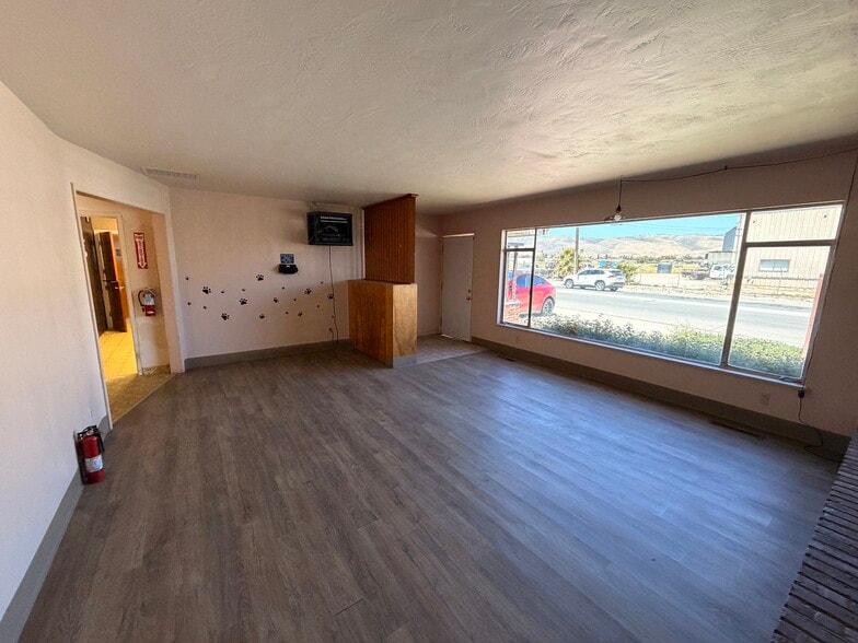 More Photos Of 311 Nestles Rd, Soledad Veterinarian Kennel For Sale