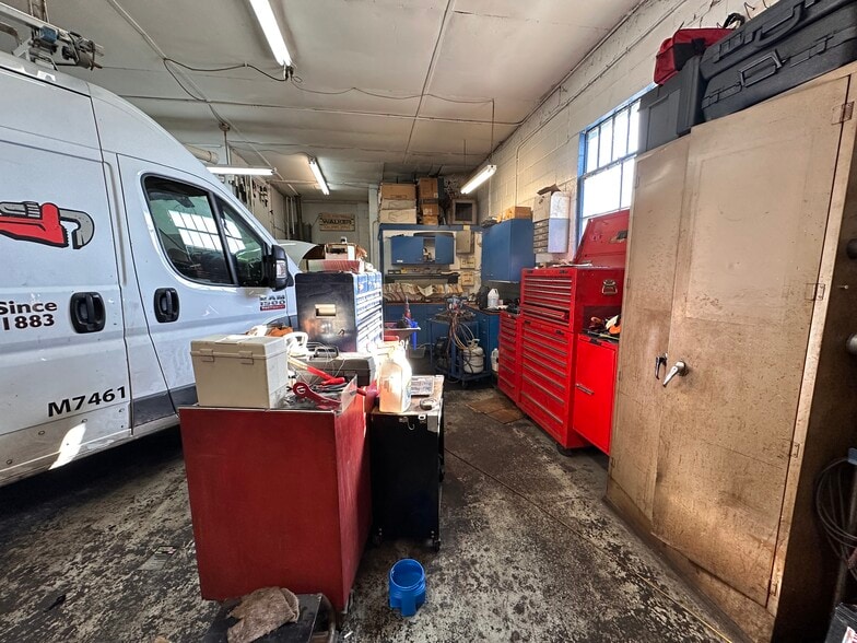 More Photos Of 105 E Hill St, Louisville Auto Repair For Sale