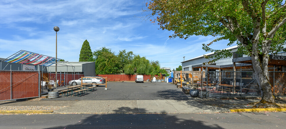 Primary Photo Of 777 NE 4th St, Mcminnville General Retail For Sale