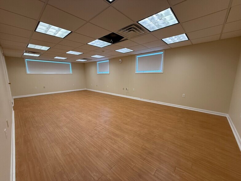 More Photos Of 584 Wyoming Ave, Kingston Medical For Sale