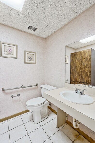 More Photos Of 505 SE 6th Ave, Delray Beach Medical For Sale