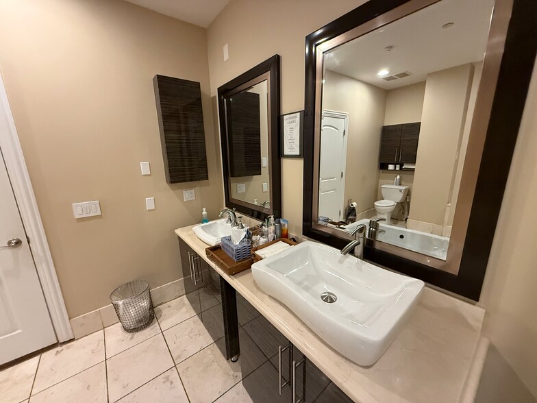 More Photos Of 106 N Aberdeen St, Chicago Office Residential For Sale