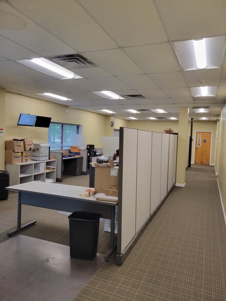 More Photos Of 117 W Dudley Town Rd, Bloomfield Light Manufacturing For Lease