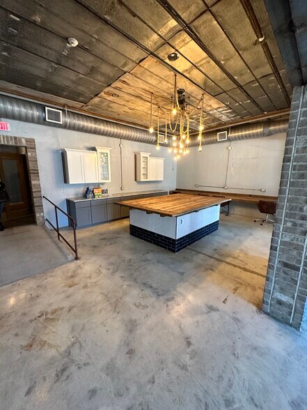 More Photos Of 801 Atlanta St, Roswell Freestanding For Sale