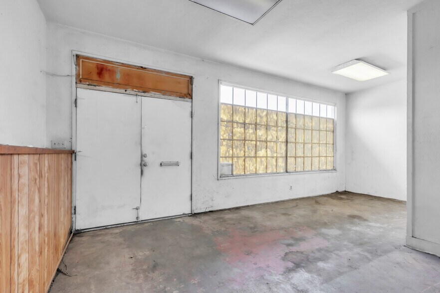 More Photos Of 227 Commission St, Salinas Showroom For Sale