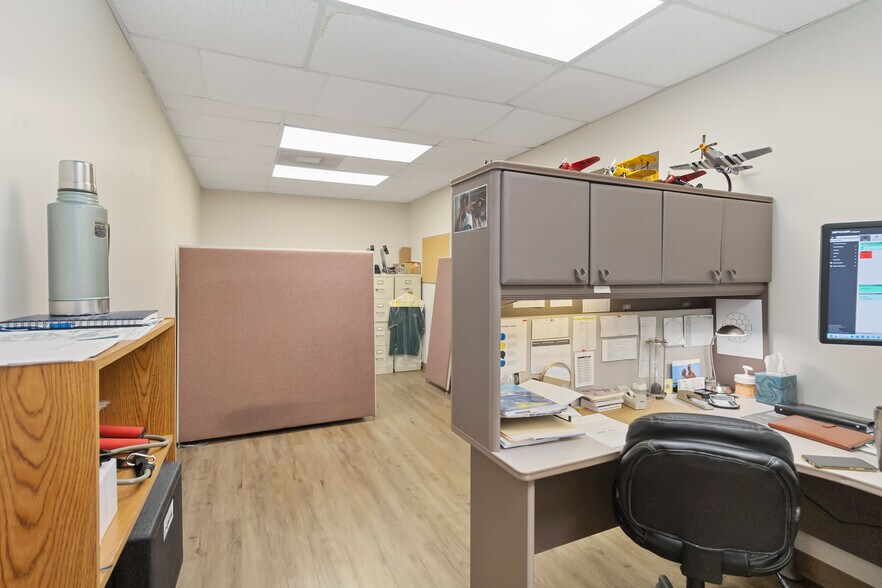 More Photos Of 1076 Florida Central Pky, Longwood Warehouse For Lease