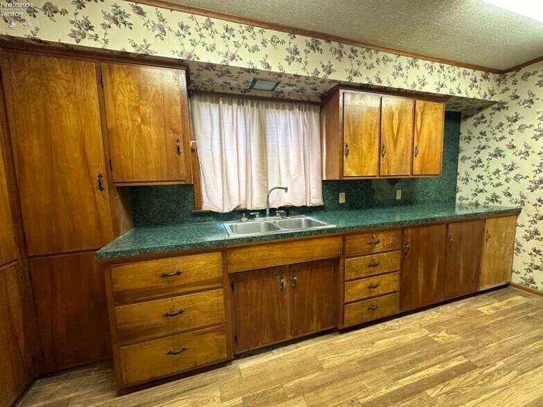 More Photos Of 9 Herrick Aly, Monroeville Freestanding For Sale