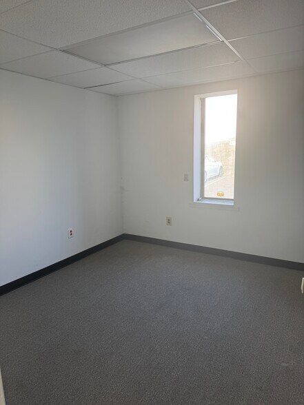 More Photos Of 48 Vincent Cir, Warminster Township Warehouse For Lease