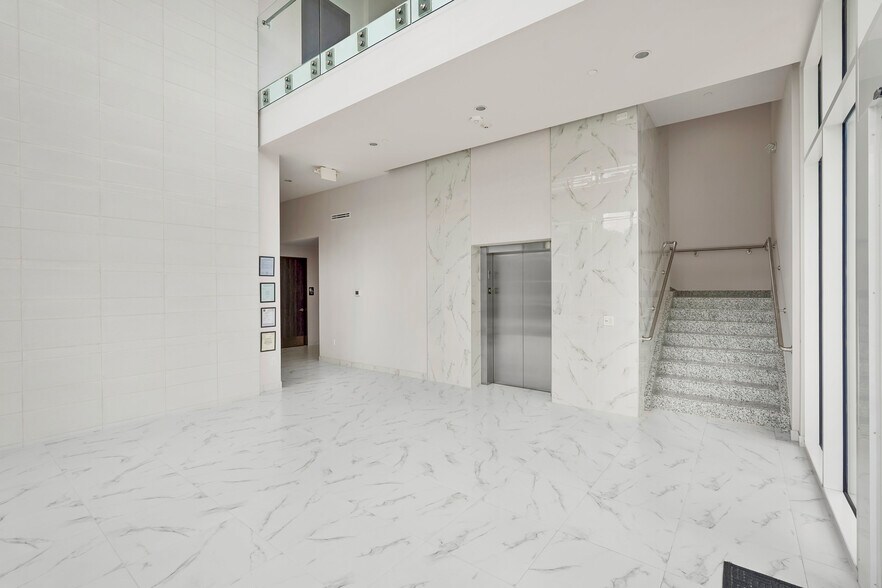 More Photos Of 1140 Enclave Pky, Houston Medical For Sale