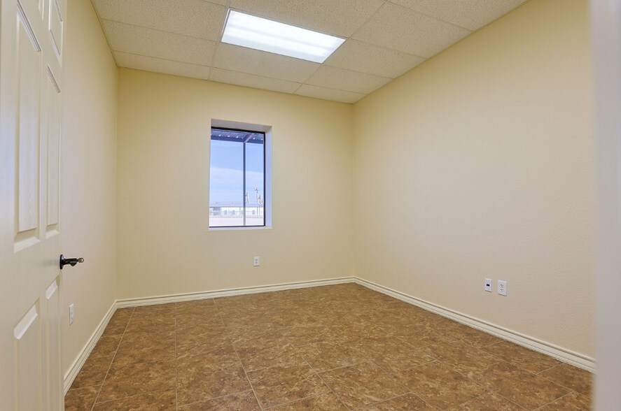 More Photos Of 2914 N County Road 1140, Midland Warehouse For Lease