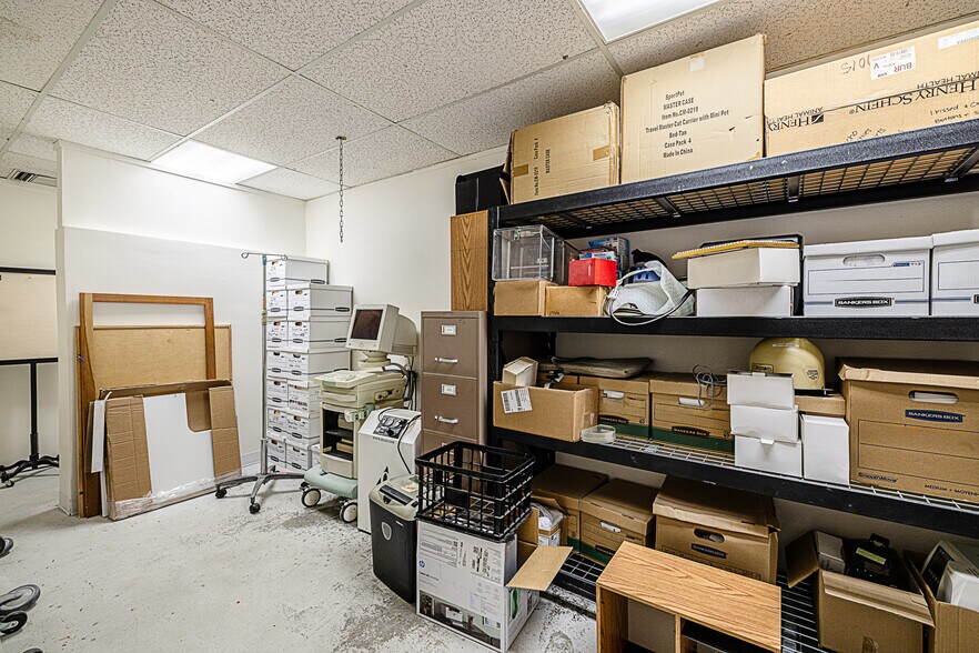More Photos Of 26055 Bouquet Canyon Rd, Santa Clarita Veterinarian Kennel For Sale