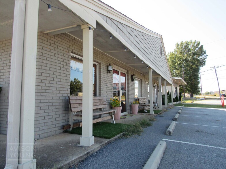 More Photos Of 100 Miller Rd, Mauldin Freestanding For Sale