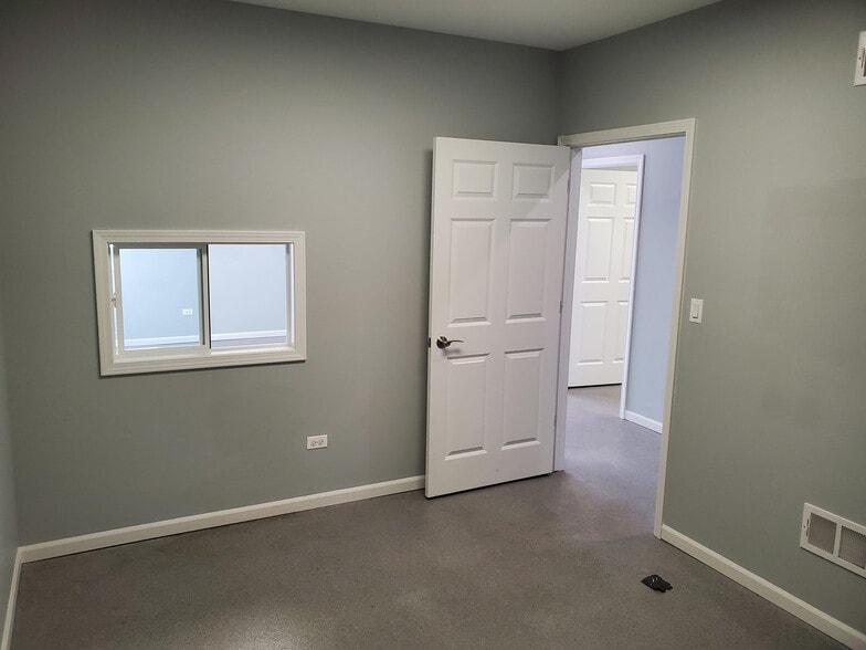 More Photos Of 440 Industrial Dr, Naperville Warehouse For Lease