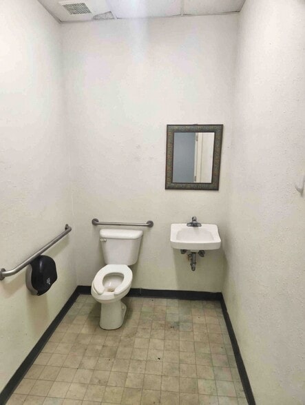 More Photos Of 908 N Twin Creek Dr, Killeen Warehouse For Lease