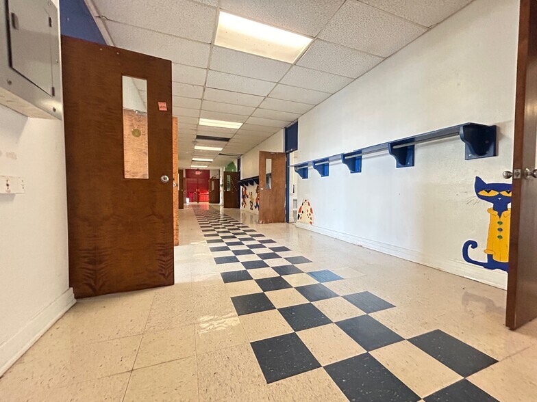 More Photos Of 709 Deacon St, Hebron Schools For Lease