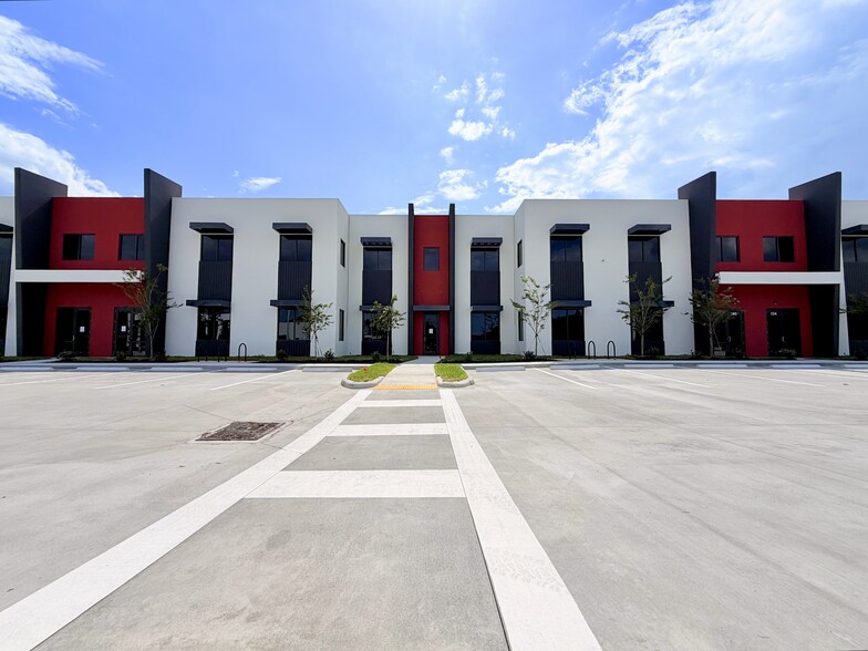 More Photos Of 3929 Pipkin Rd, Lakeland Warehouse For Lease